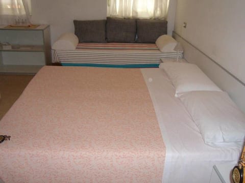 Comfort Double or Twin Room | Desk, free WiFi, bed sheets