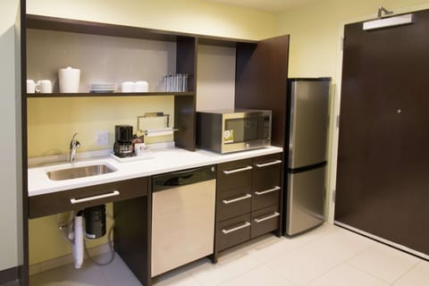 Full-size fridge, microwave, dishwasher, coffee/tea maker