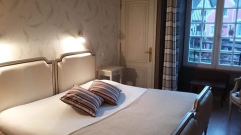 Premium bedding, desk, blackout drapes, soundproofing