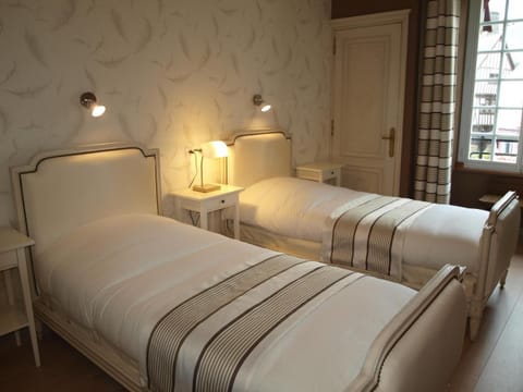 Premium bedding, desk, blackout drapes, soundproofing