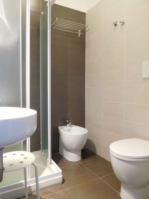 Comfort Triple Room | Bathroom | Shower, free toiletries, hair dryer, bidet