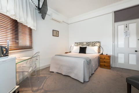 Compton Room | 1 bedroom, premium bedding, desk, laptop workspace