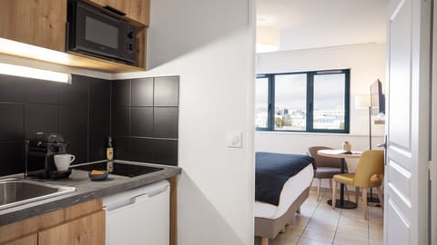 Premium Apartment, 1 Bedroom (4 personnes / 4 people) | Private kitchenette | Fridge, microwave, stovetop, coffee/tea maker