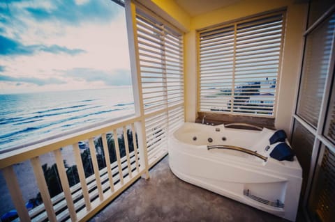 Suite | Deep soaking bathtub