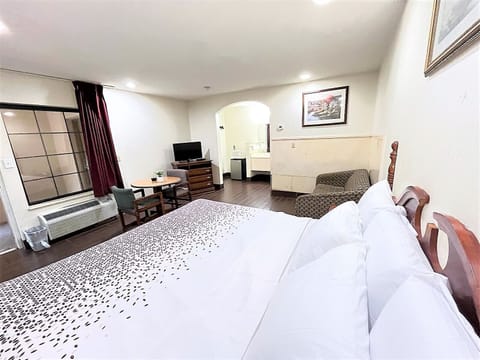 Standard Room, 1 King Bed, Non Smoking | Minibar, free WiFi, wheelchair access