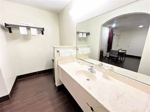 Standard Room, 1 King Bed, Non Smoking | Bathroom sink