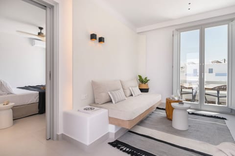 Executive Suite | Minibar, individually furnished, soundproofing, free WiFi