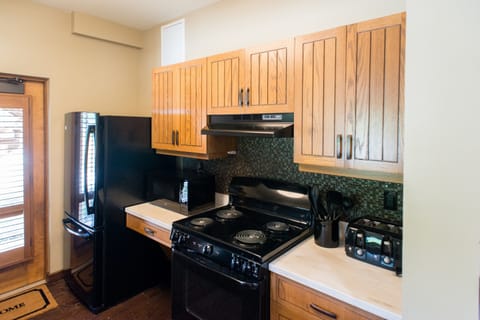 Cabin, 2 Bedrooms | Private kitchen | Microwave, coffee/tea maker