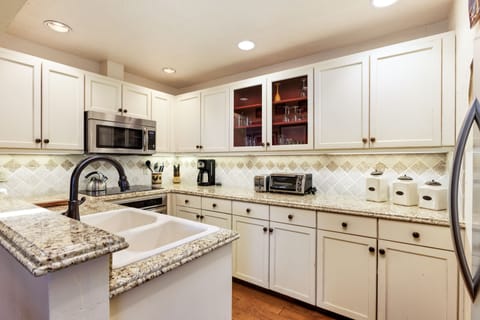 Deluxe Condo, 3 Bedrooms (310) | Private kitchen | Coffee/tea maker, toaster