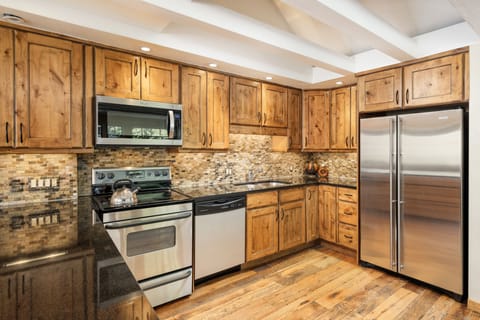 Deluxe Condo, 3 Bedrooms, Fireplace, Hill View (8) | Private kitchen | Coffee/tea maker, toaster