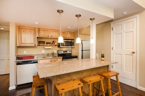 Deluxe Condo, 1 Bedroom (205) | Private kitchen | Fridge, microwave, oven, stovetop