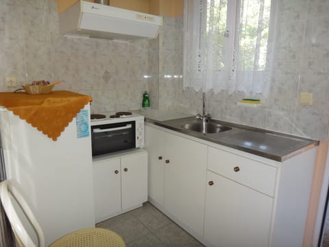 Apartment | Private kitchenette | Fridge, stovetop, coffee/tea maker, cookware/dishes/utensils