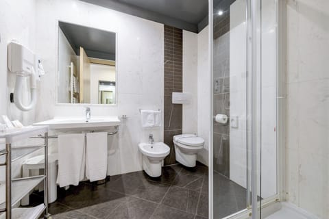 Shower, free toiletries, hair dryer, bidet