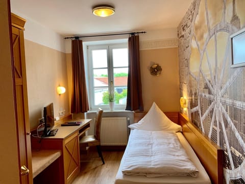 Standard Single Room | Hypo-allergenic bedding, pillowtop beds, individually decorated, desk