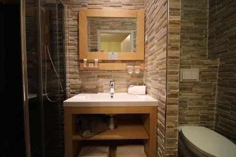 Chambre Triple Confort Terrasse | Bathroom | Shower, rainfall showerhead, free toiletries, hair dryer