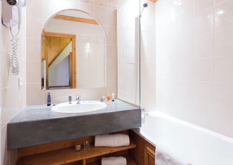 Family Room | Bathroom | Free toiletries, towels