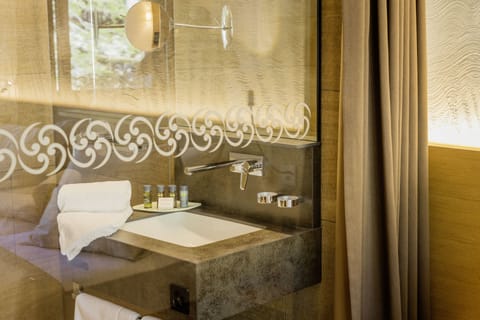 Standard Double Room | Bathroom | Shower, hair dryer, bathrobes, slippers