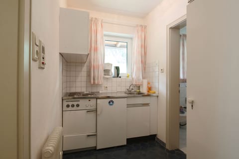 Standard Studio, 1 Double Bed | Private kitchenette | Full-size fridge, oven, stovetop, coffee/tea maker