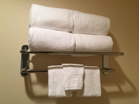 Combined shower/tub, free toiletries, towels