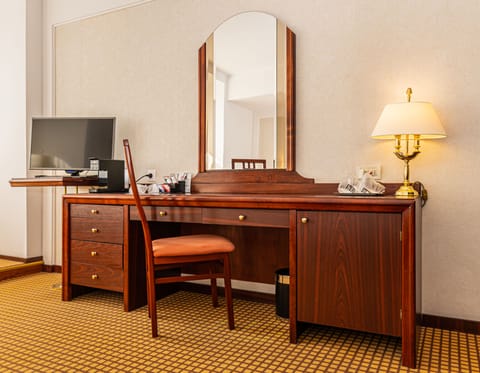 Executive King Room with SPA access | Minibar, in-room safe, desk, soundproofing