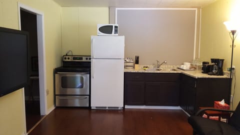 Deluxe Apartment, Kitchen, Corner | Private kitchen | Mini-fridge, microwave