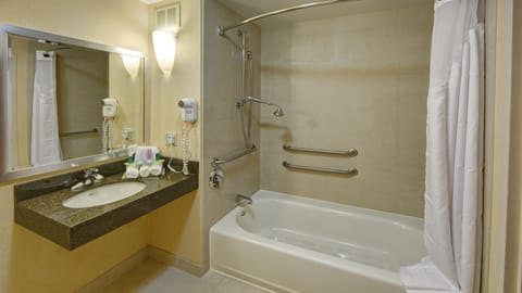 Combined shower/tub, free toiletries, hair dryer, towels