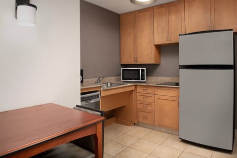 Full-size fridge, microwave, stovetop, dishwasher