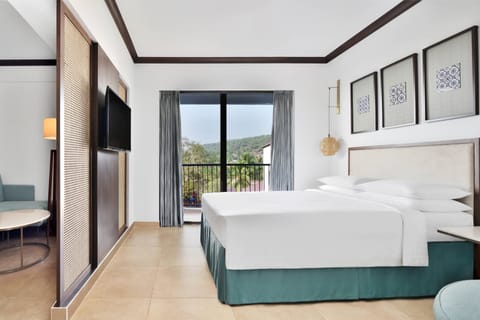 Studio Suite, 1 Queen Bed, Pool View | Premium bedding, minibar, in-room safe, individually furnished