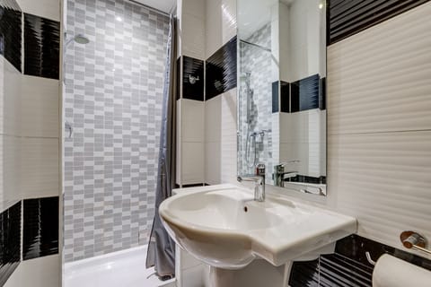 Standard Triple Room | Bathroom | Shower, hair dryer, towels, soap