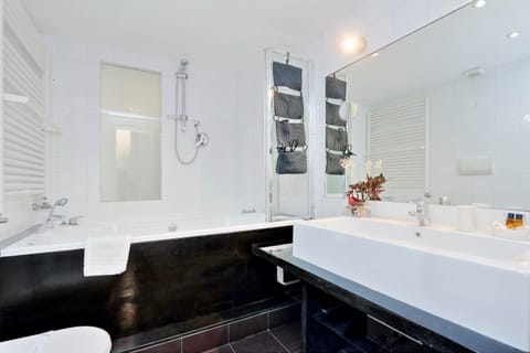 Luxury Quadruple Room, Hot Tub, Garden View | Bathroom | Combined shower/tub, free toiletries, hair dryer, bidet