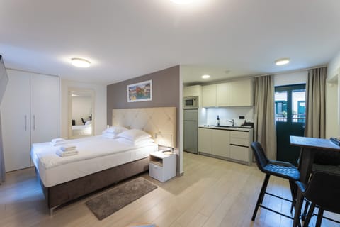Studio Suite, Balcony, Courtyard View | Premium bedding, down comforters, pillowtop beds, in-room safe