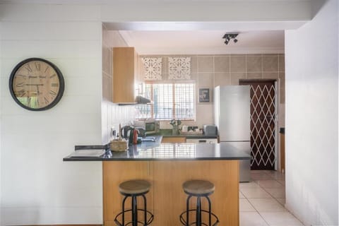 Standard Apartment, 2 Bedrooms, Non Smoking (Wag n Bietjie ) | Private kitchen | Full-size fridge, microwave, oven, stovetop