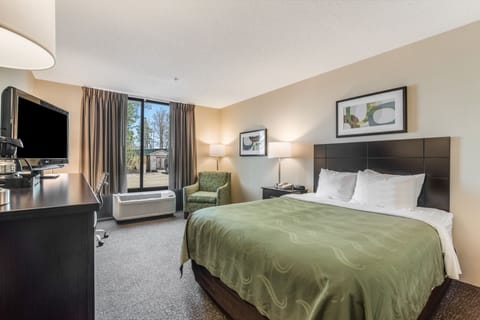 Room, 1 Queen Bed, Accessible, Non Smoking | Premium bedding, down comforters, pillowtop beds, in-room safe