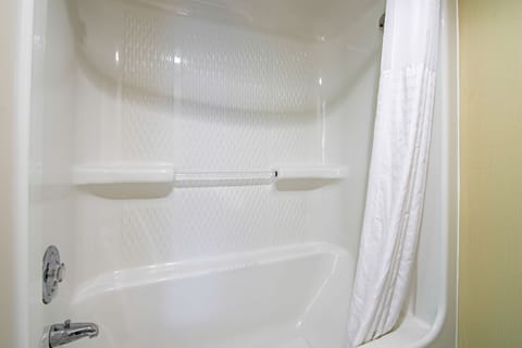 Combined shower/tub, hydromassage showerhead, free toiletries