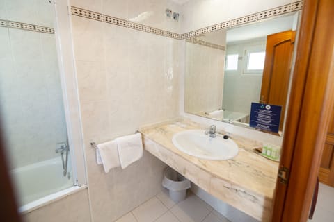 Standard Triple Room | Bathroom | Free toiletries, hair dryer, towels