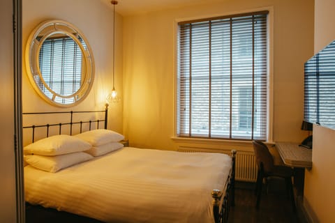 Cosy Double Room | Desk, iron/ironing board, free WiFi, bed sheets