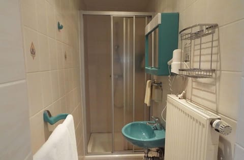 Standard Twin Room, Private Bathroom | Bathroom | Hair dryer, towels