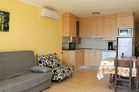 Apartment, 1 Bedroom (4 people, 5th floor, A/A, nº 25) | Living area | Flat-screen TV