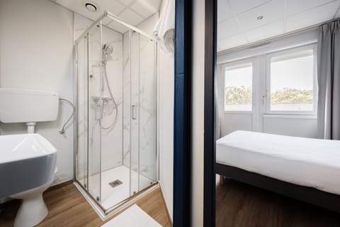 Classic Double Room | Bathroom | Shower, free toiletries, hair dryer, towels