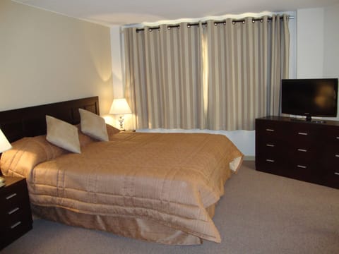 Junior Suite, 1 King Bed | Minibar, in-room safe, soundproofing, iron/ironing board