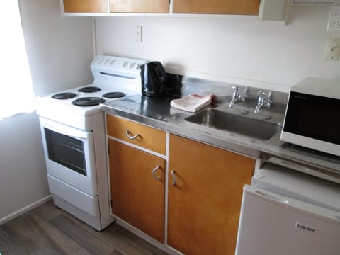 Super King Studio Unit  | Private kitchen | Fridge, microwave, coffee/tea maker, electric kettle