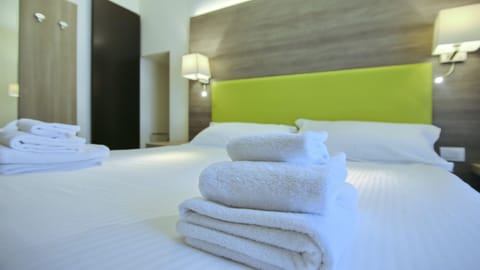 Premium bedding, minibar, desk, free WiFi