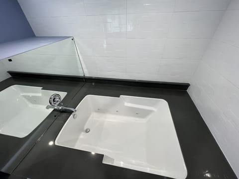 Deluxe Room, 1 King Bed, Non Smoking, Jetted Tub | Jetted tub