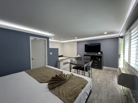 Deluxe Room, 1 King Bed, Non Smoking, Jetted Tub | Room amenity