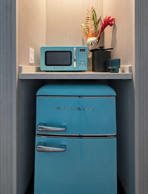 Premium Suite, 1 King Bed, Lanai, Pool View | In-room safe, blackout drapes, iron/ironing board, free WiFi