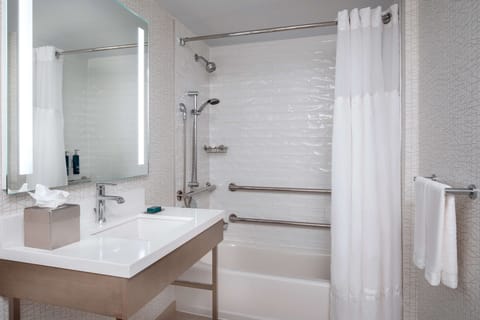 Combined shower/tub, free toiletries, hair dryer, towels