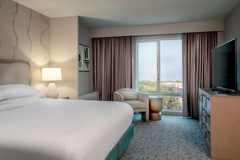 Junior Suite, 1 King Bed | Premium bedding, pillowtop beds, in-room safe, desk