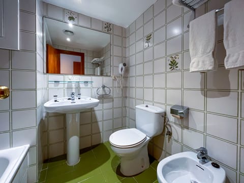 Standard Double Room | Bathroom | Combined shower/tub, eco-friendly toiletries, hair dryer, towels