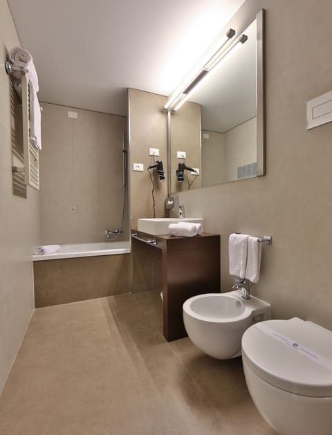 Superior Double Room | Bathroom | Combined shower/tub, free toiletries, hair dryer, towels