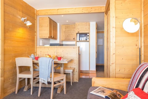 Appartement 4 personnes - 1 chambre - Vue montagne - Exposition sud | Private kitchenette | Fridge, microwave, stovetop, electric kettle